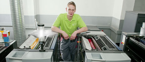 Drucker Julian Buss auf der Druckmaschine