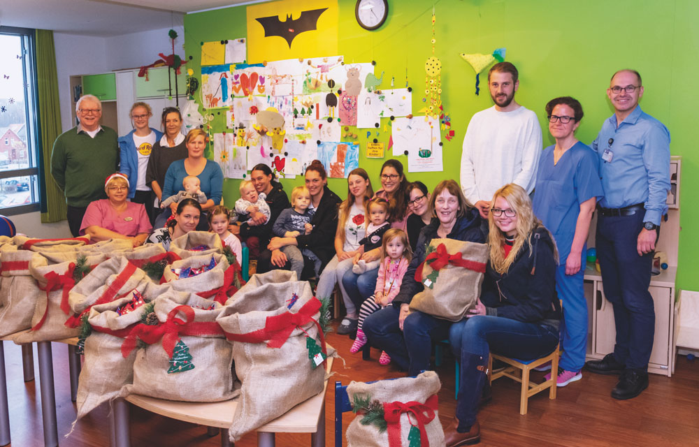 Übergabe der Kalender an die Kinderstation des Klinikums Leer