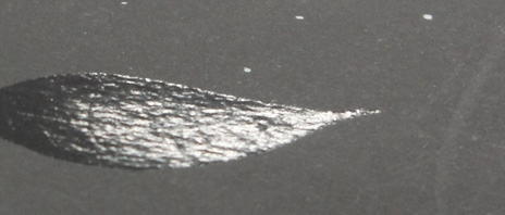 partieller UV-Lack auf schwarzem Karton